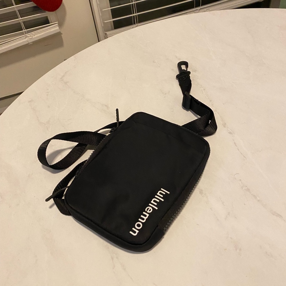 Lululemom cross body bag Mint condition